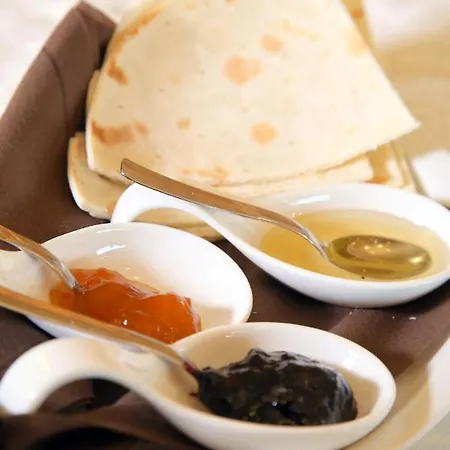 Phi Emilia מלון 4*