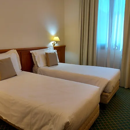 מלון Phi Emilia 4*