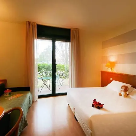 Hotel Phi Emilia 4*