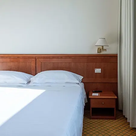 מלון Phi Emilia 4*