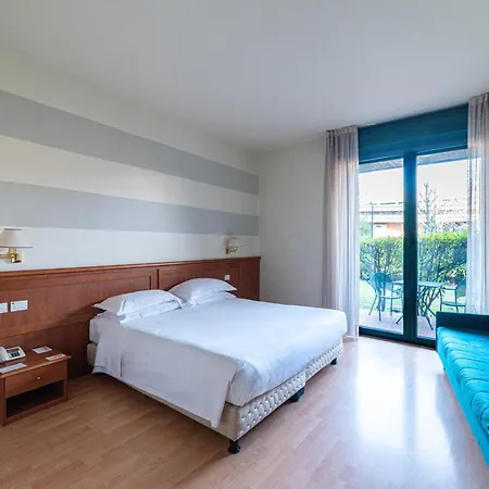 Phi Emilia מלון 4*