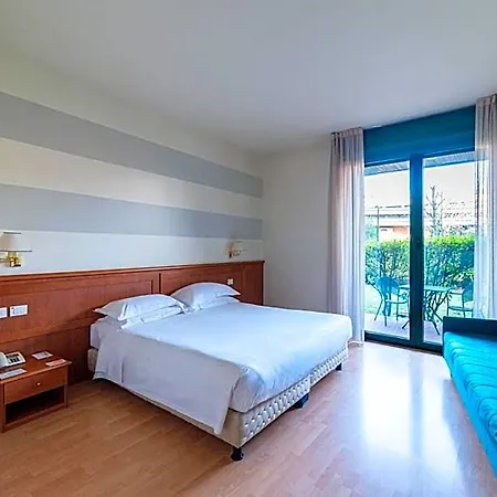 Phi Emilia Ξενοδοχείο 4*