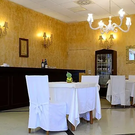 Ξενοδοχείο Phi Emilia 4*