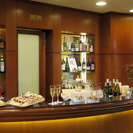 מלון Phi Emilia 4*