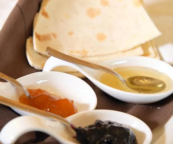 Phi Emilia فندق 4*