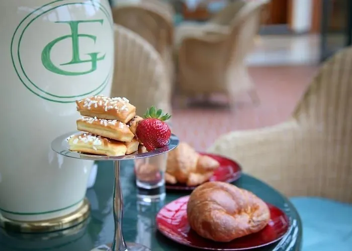 فندق Phi Emilia 4*