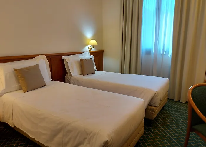 فندق Phi Emilia 4*