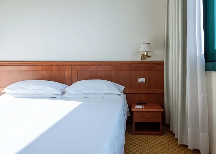 فندق Phi Emilia 4*