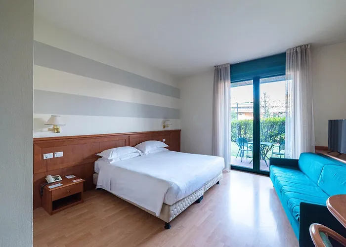 Phi Emilia 酒店 4*